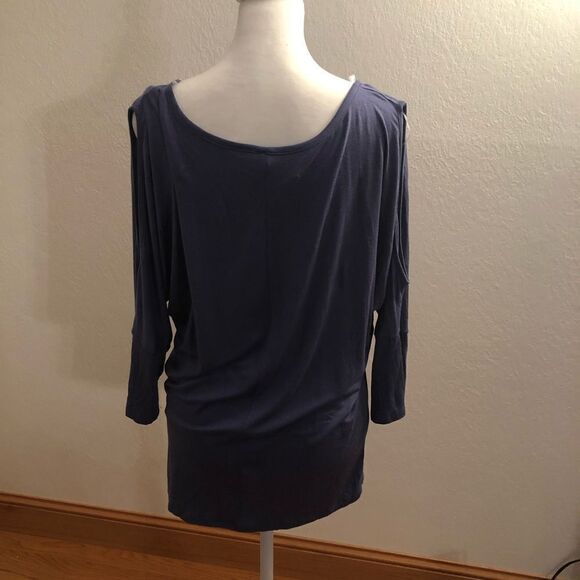 Active USA cold shoulder top - Picture 2 of 7